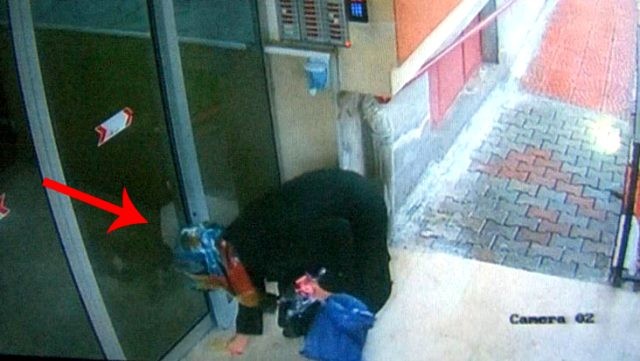 Qadının bu hərəkəti bina sakinlərini qorxutdu - FOTO